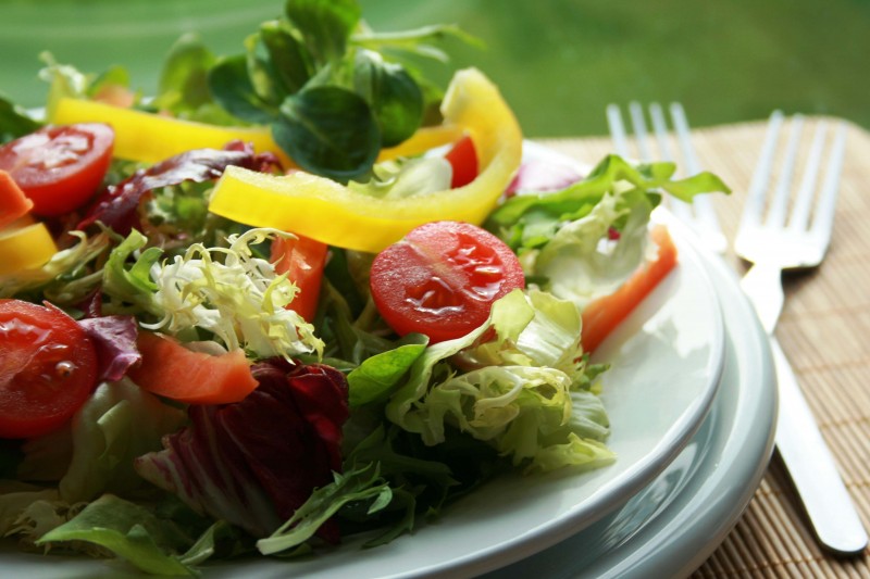 comer-salada-fornece-nutrientes-abundantes-essenciais